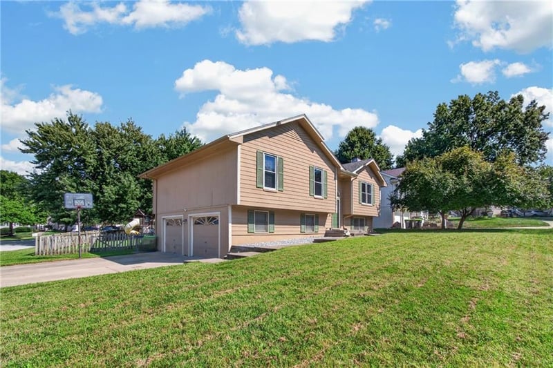 800 NE Bristol Dr, Lee's Summit, MO 64086