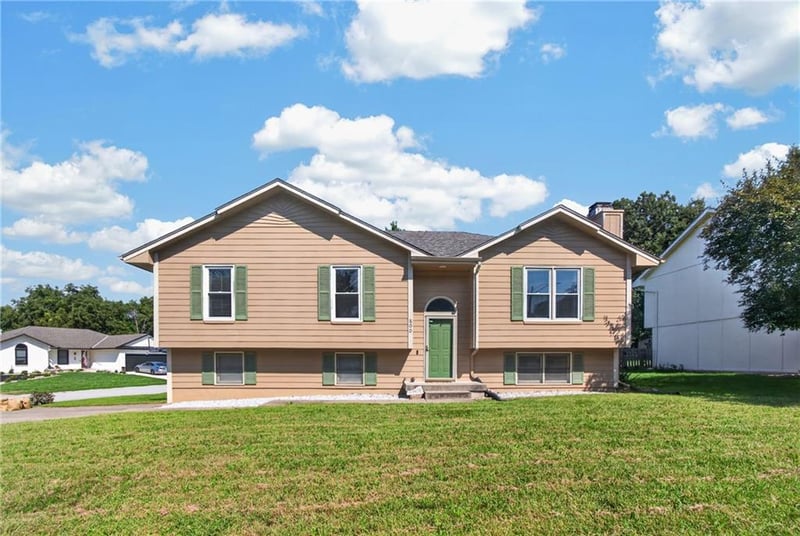 800 NE Bristol Dr, Lee's Summit, MO 64086