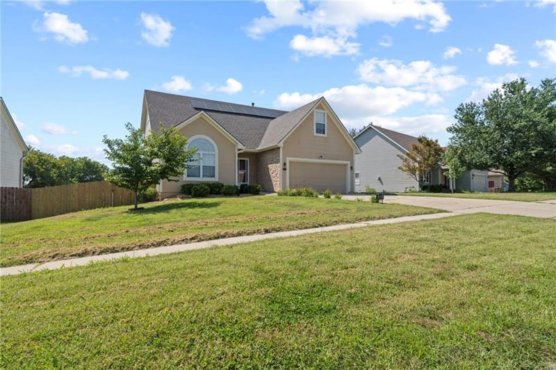 405 Hillcrest St, Lansing, KS 66043