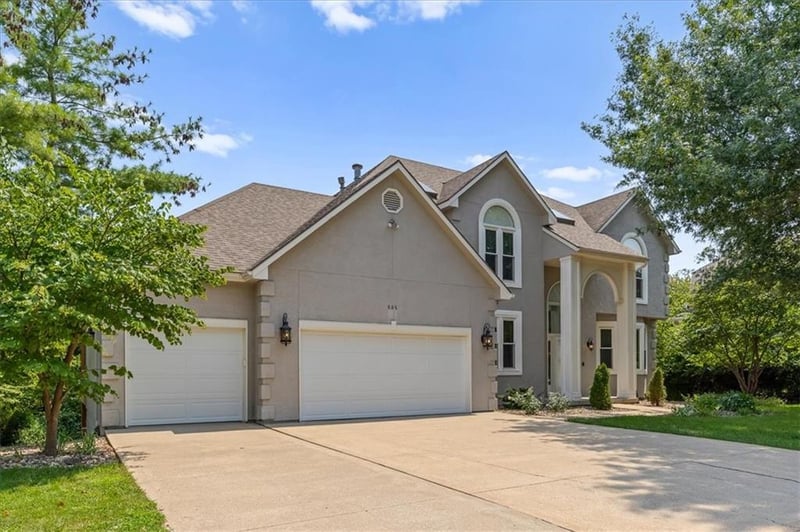 605 Edgewood Dr, Lee's Summit, MO 64081