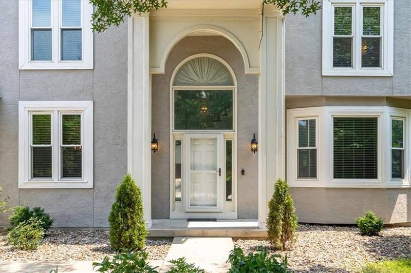 605 Edgewood Dr, Lee's Summit, MO 64081