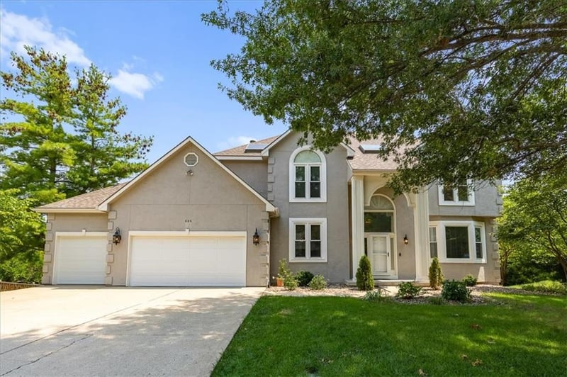 605 Edgewood Dr, Lee's Summit, MO 64081