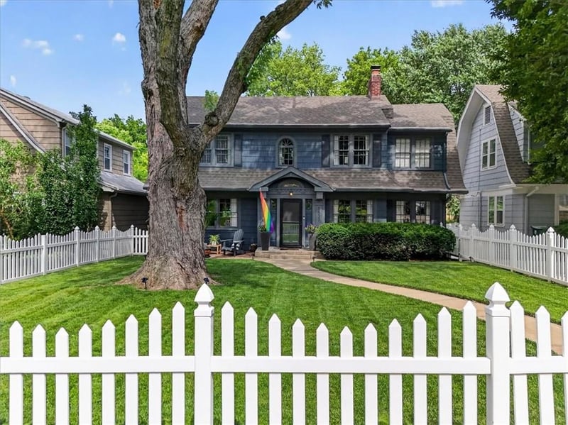 5637 Oak St, Kansas City, MO 64113