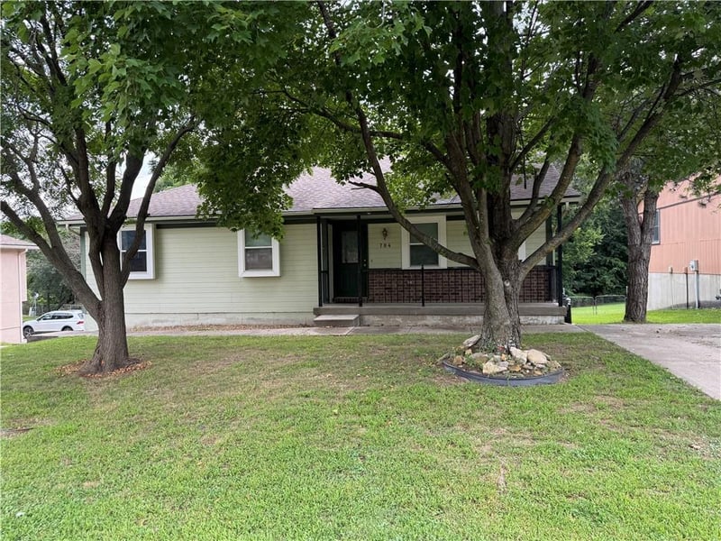 704 Hillcrest St, Pleasant Hill, MO 64080