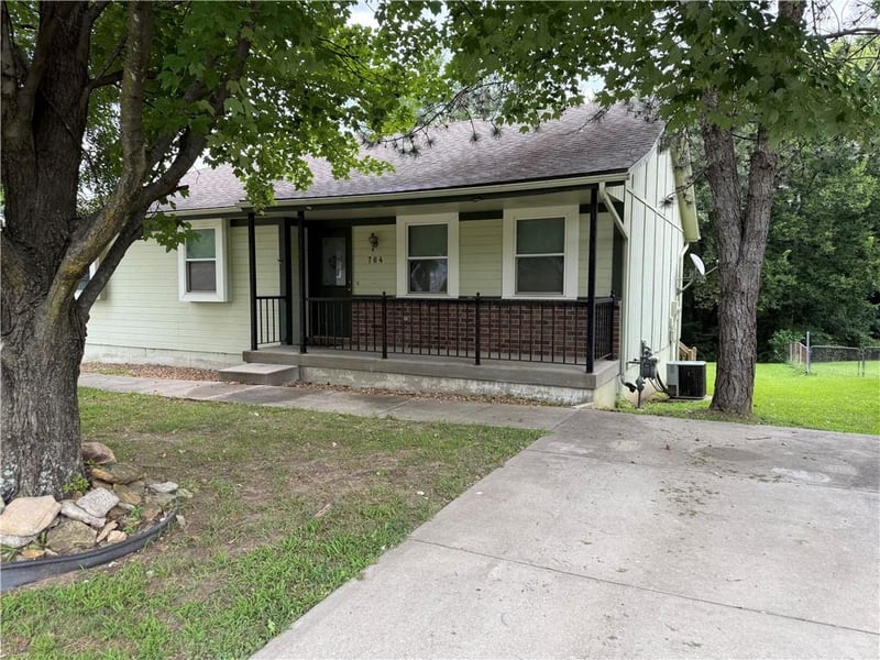 704 Hillcrest St, Pleasant Hill, MO 64080