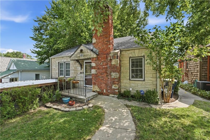 4201 Roanoke Rd, Kansas City, MO 64111