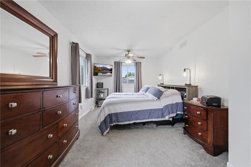 203 SE 16th St, Oak Grove, MO 64075