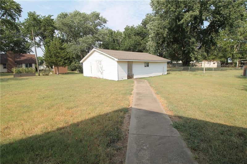 1005 4th St, Altamont, KS 67330
