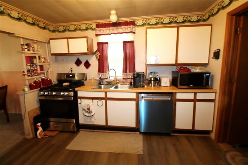 1005 4th St, Altamont, KS 67330