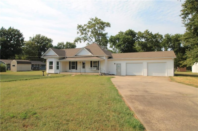 1005 4th St, Altamont, KS 67330
