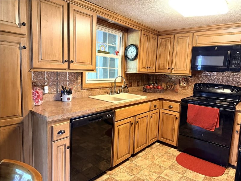 203 Ridgeway Dr, Richmond, MO 64085