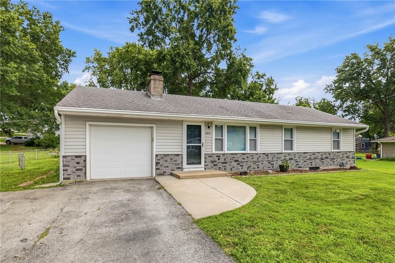 6807 N Brookside Rd, Pleasant Valley, MO 64068
