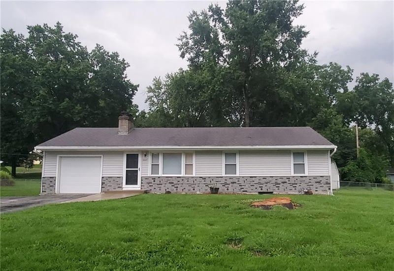 6807 Brookside Rd, Pleasant Valley, MO 64068