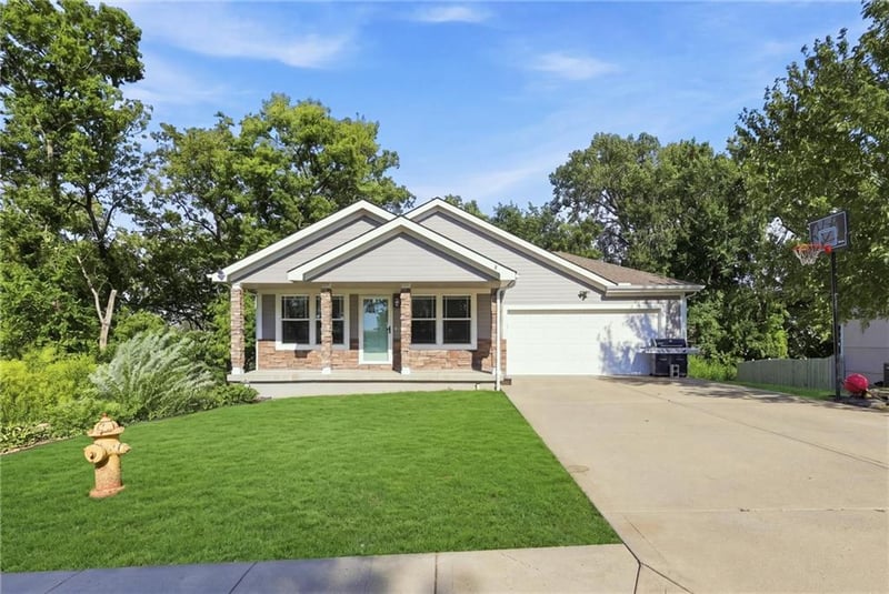 217 N Bluegrass Dr, Bonner Springs, KS 66012