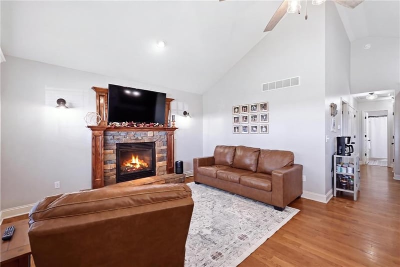 217 N Bluegrass Dr, Bonner Springs, KS 66012