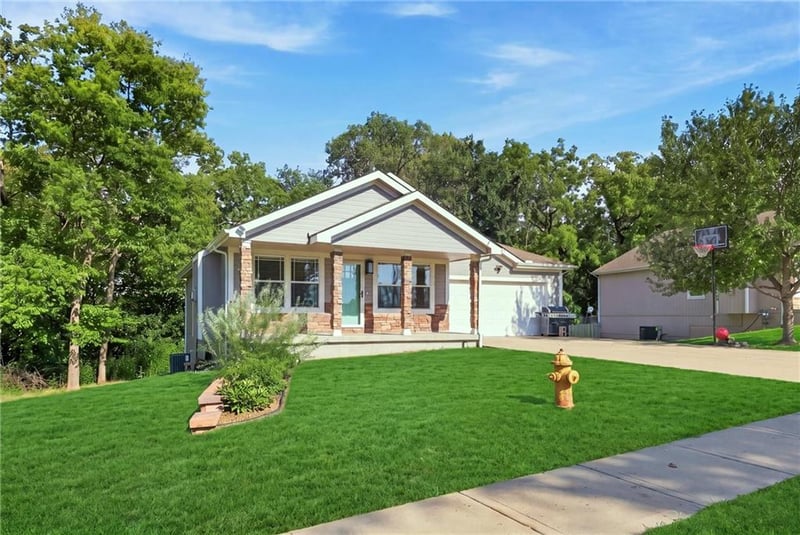 217 N Bluegrass Dr, Bonner Springs, KS 66012