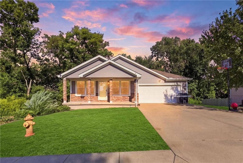217 N Bluegrass Dr, Bonner Springs, KS 66012