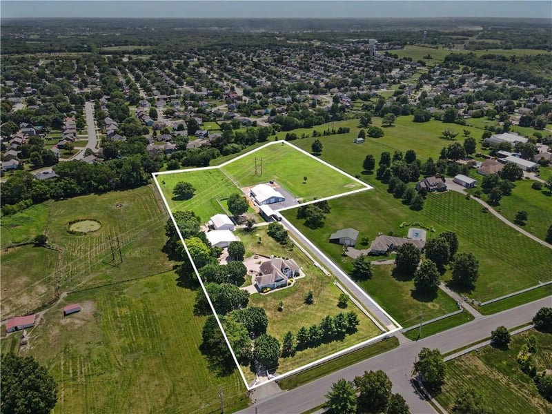 903 Doc Henry Rd, Greenwood, MO 64034