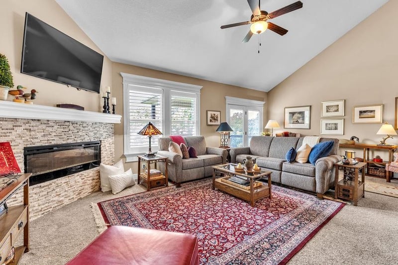 4610 Stonebridge Dr, St Joseph, MO 64505