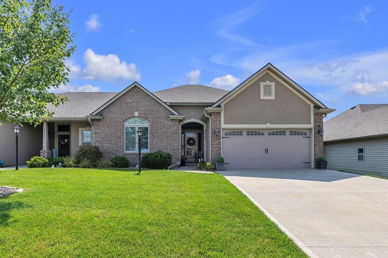 4610 Stonebridge Dr, St Joseph, MO 64505