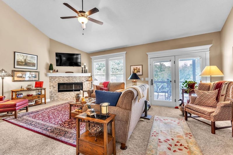 4610 Stonebridge Dr, St Joseph, MO 64505