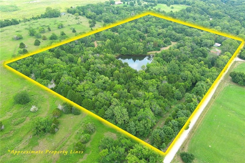 32330 W 215th St, Spring Hill, KS 66083
