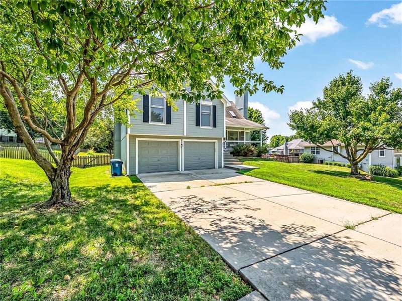805 Black Oak Dr, Liberty, MO 64068