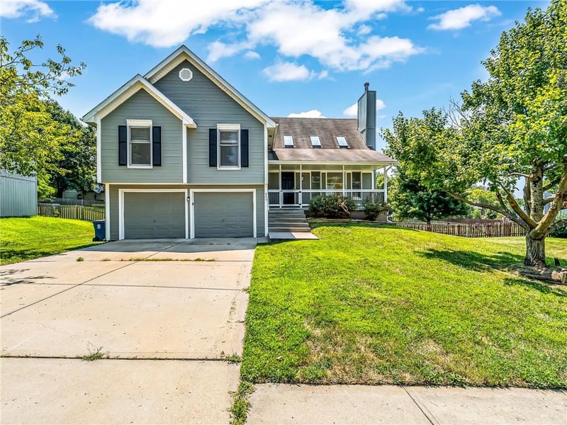805 Black Oak Dr, Liberty, MO 64068