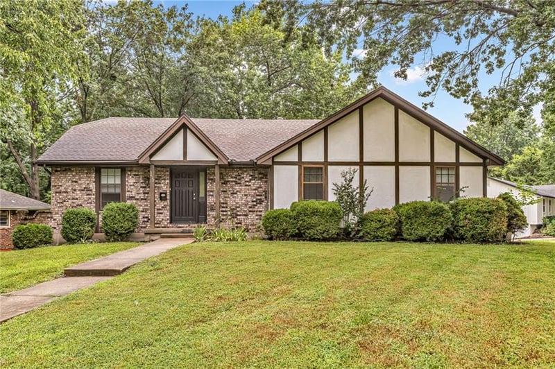 3612 NE Chapel Dr, Lee's Summit, MO 64064