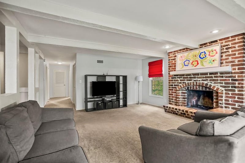 5716 Metcalf Ct, Overland Park, KS 66202