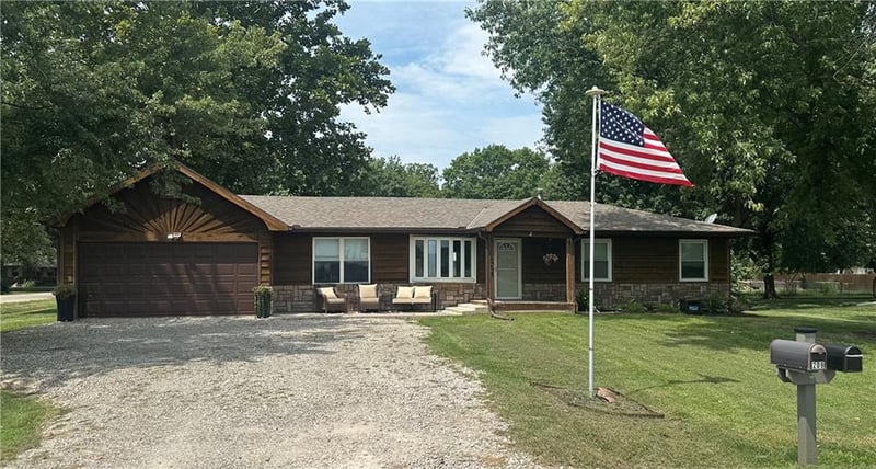 208 Willow Ln, Topeka, KS 66073
