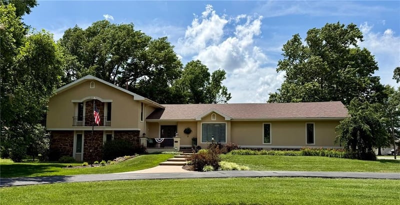 706 Neosho Ct, Parsons, KS 67357