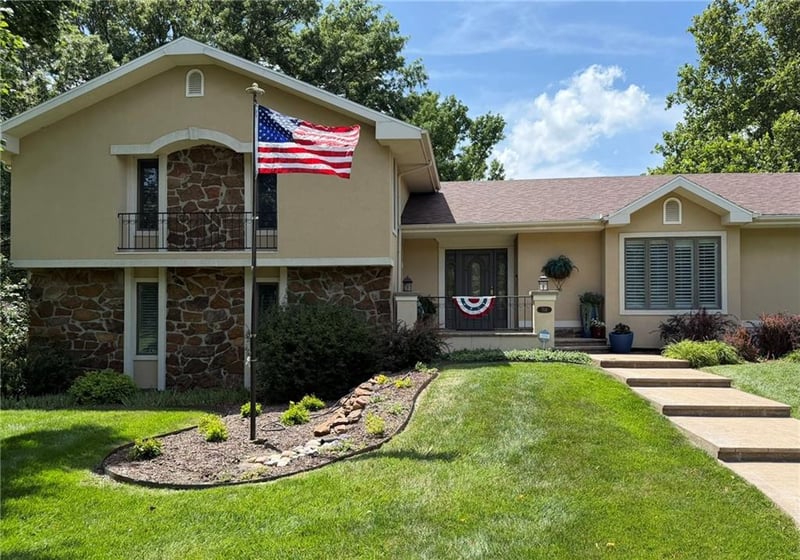 706 Neosho Ct, Parsons, KS 67357