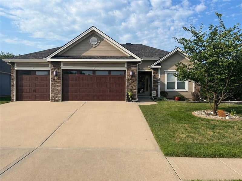 2004 197 Ct, Smithville, MO 64089