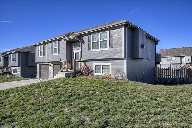 214 NE Greystone Way, Grain Valley, MO 64029