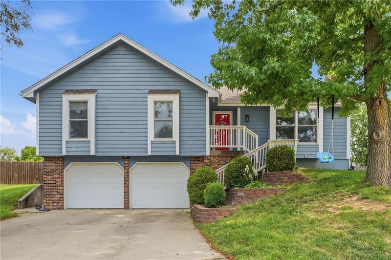 12825 S Arapaho Dr, Olathe, KS 66062