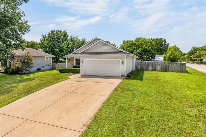 1120 NE Banner Dr, Lee's Summit, MO 64086
