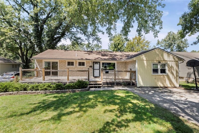 1402 SW Peggy Cir, Lee's Summit, MO 64081