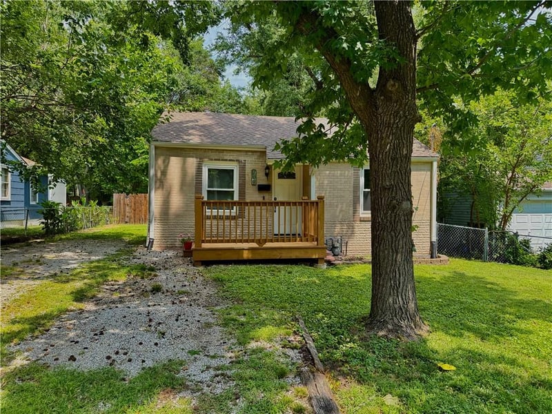 106 Ash St, Lee's Summit, MO 64063