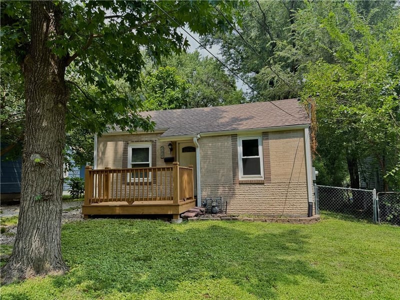 106 Ash St, Lee's Summit, MO 64063