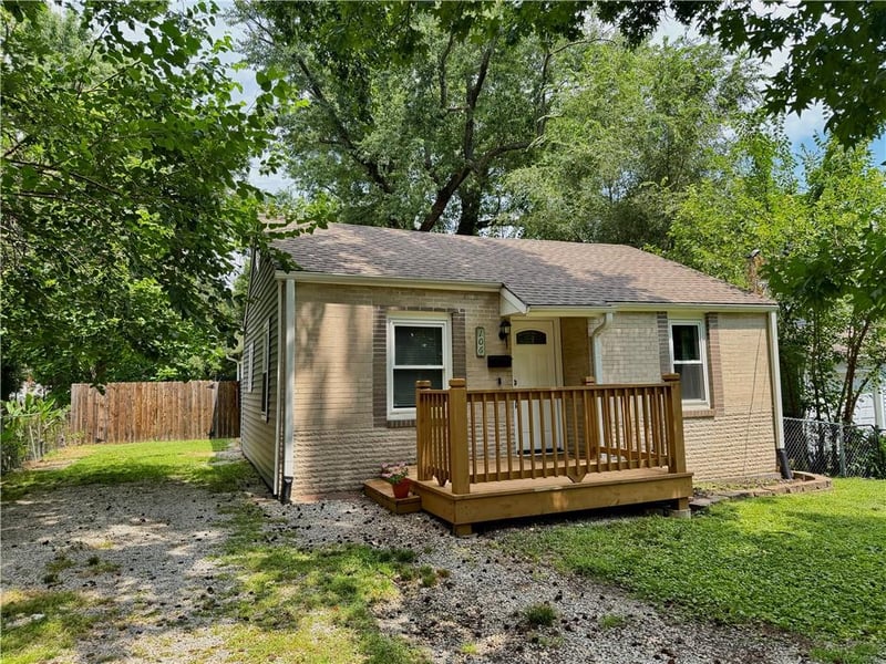 106 Ash St, Lee's Summit, MO 64063