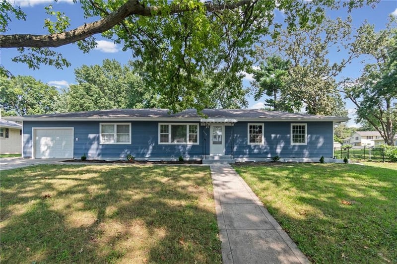 1308 N Cherry St, Cameron, MO 64429