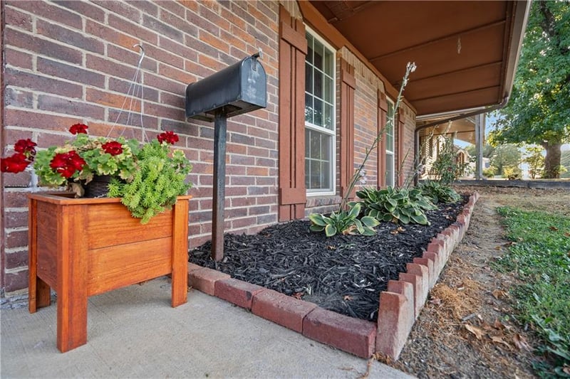 1307 W 1st St, Coffeyville, KS 67337