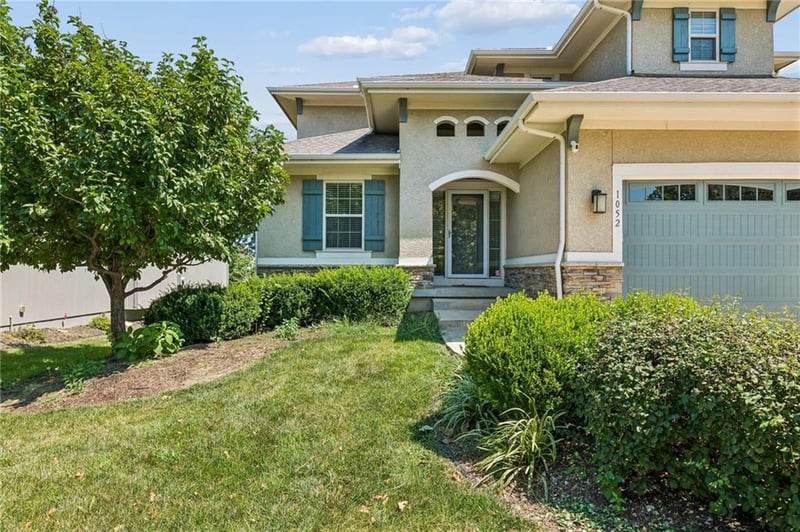 1052 N Stonecrest Rd, Olathe, KS 66061