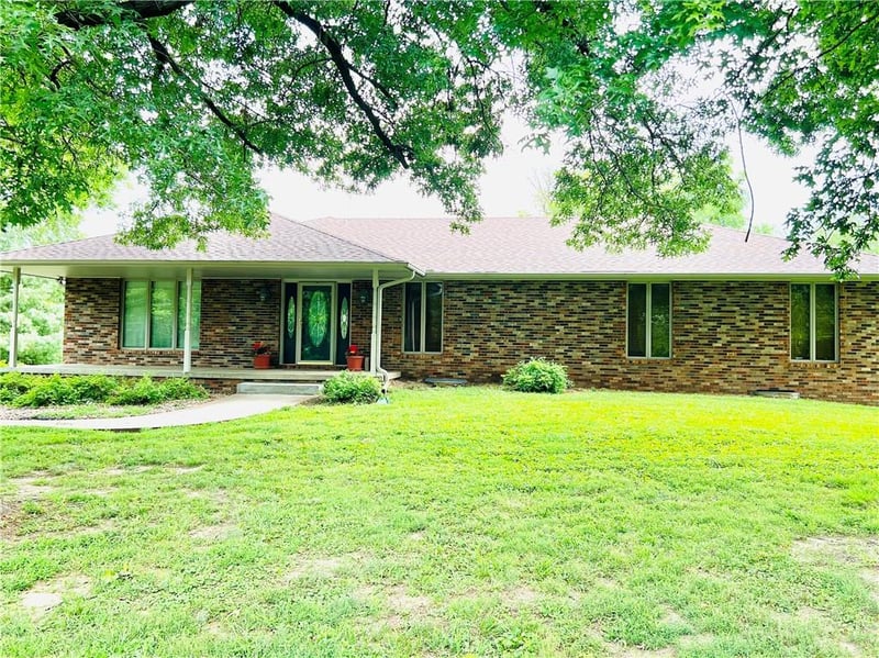 8201 SE 371 Hw, St Joseph, MO 64507