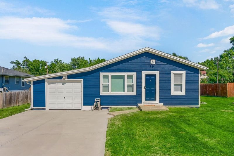 841 N Washington St, Spring Hill, KS 66083