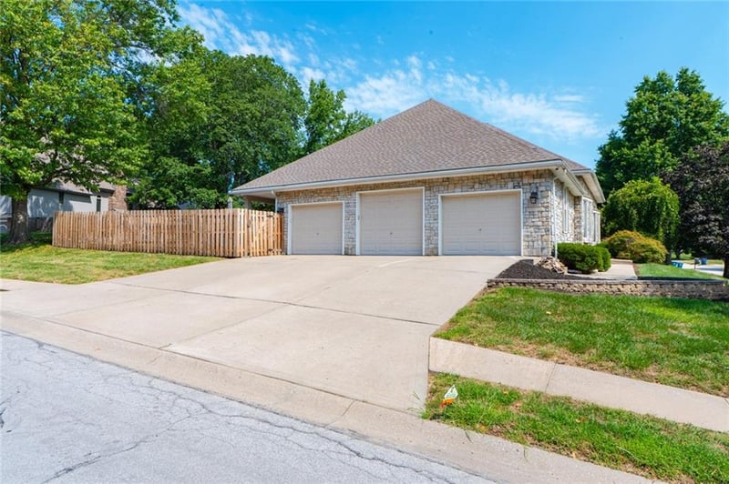 7000 N Agnes St, Gladstone, MO 64119