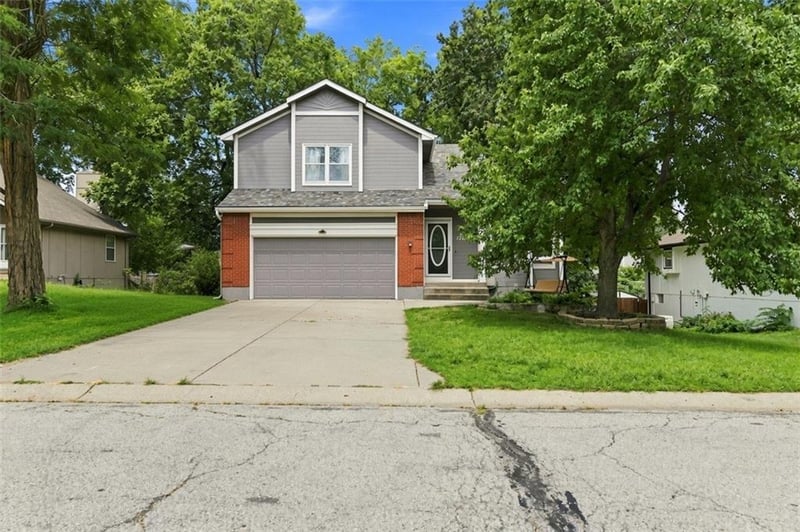 1207 SW Eastman Ct, Blue Springs, MO 64015