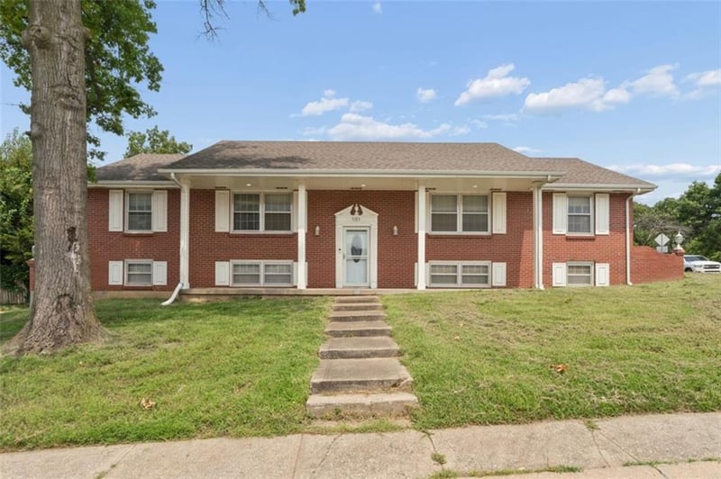 101 W Insley Ave, Bonner Springs, KS 66012