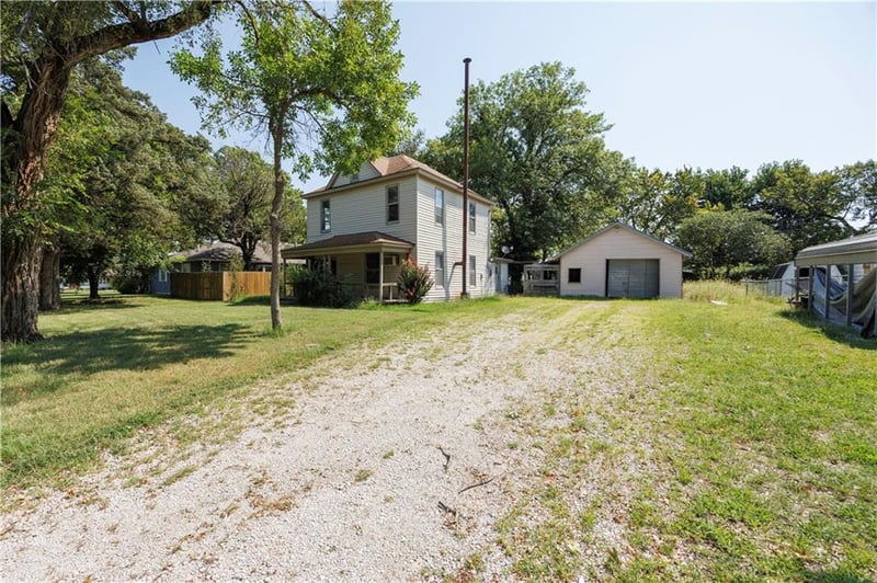424 N 14th St, Fredonia, KS 66736